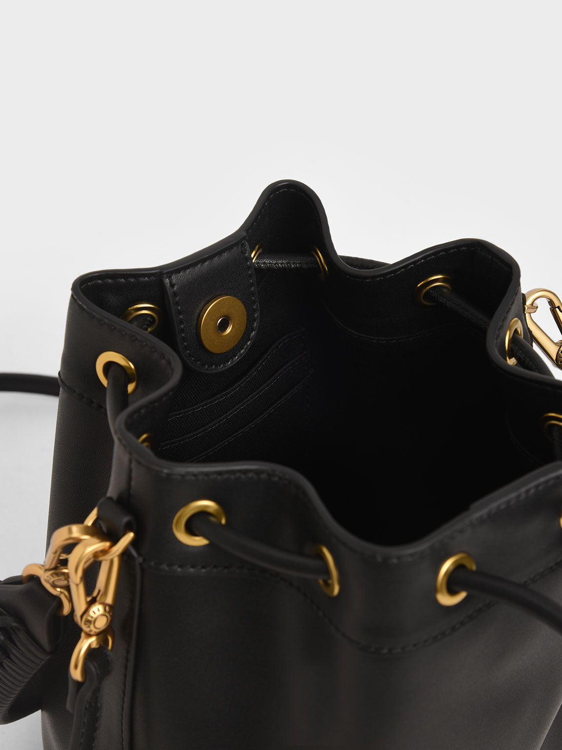 Black drawstring on sale bucket bag