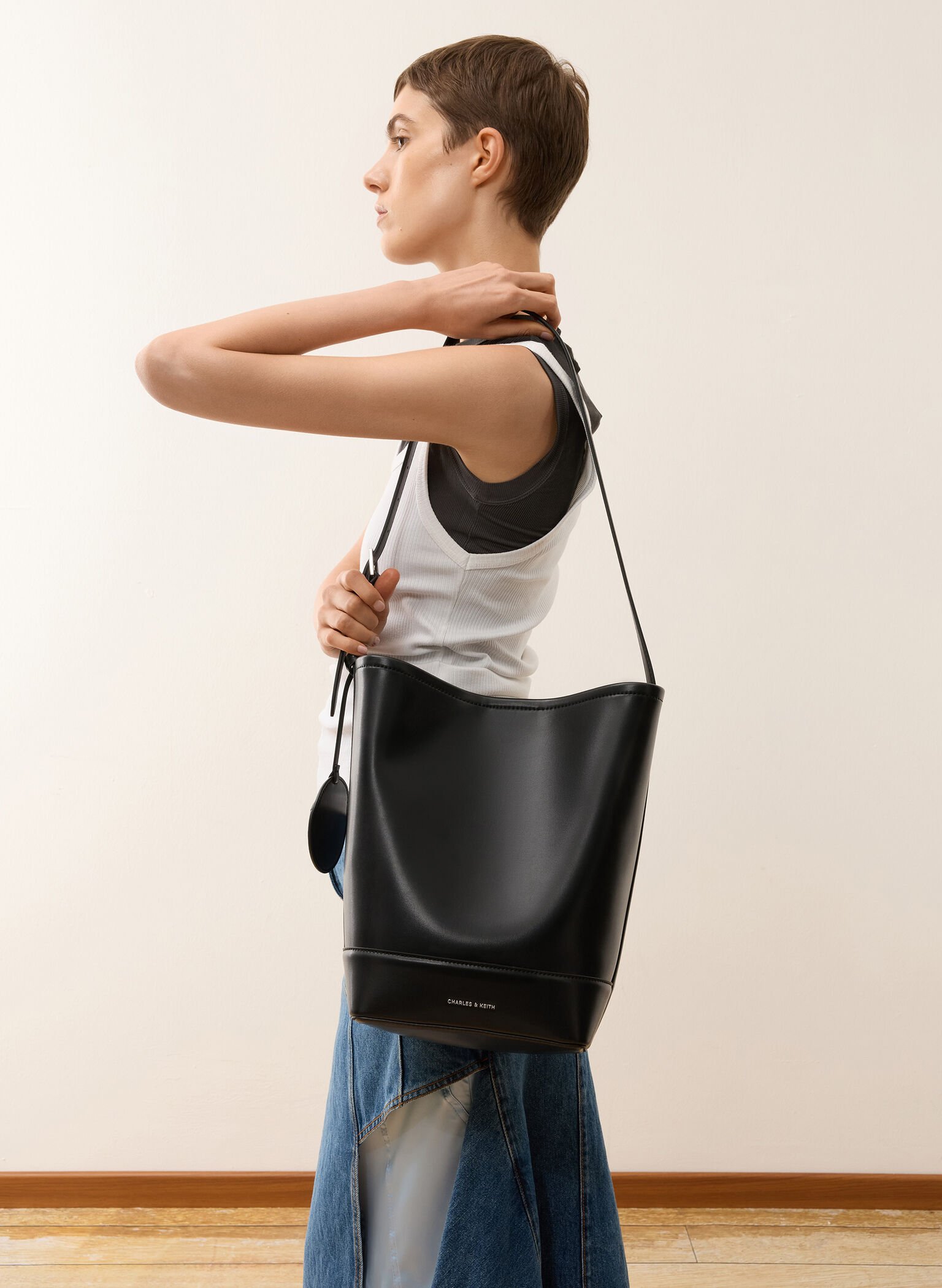 Enola Elongated Bucket Bag, Noir, hi-res