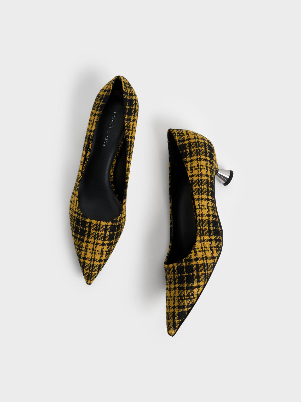 Checkered pumps top