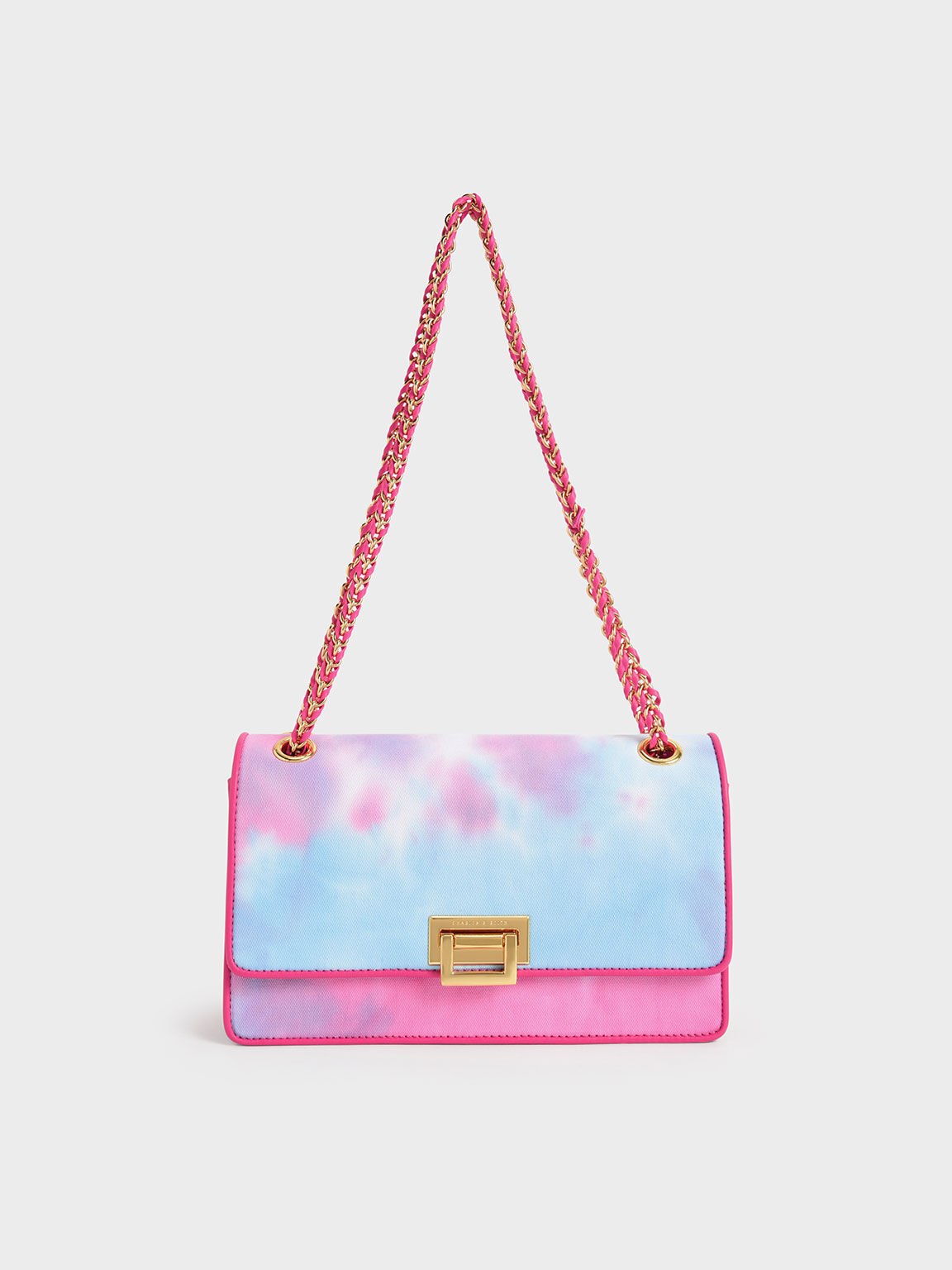 Shoulder bags with chain store
