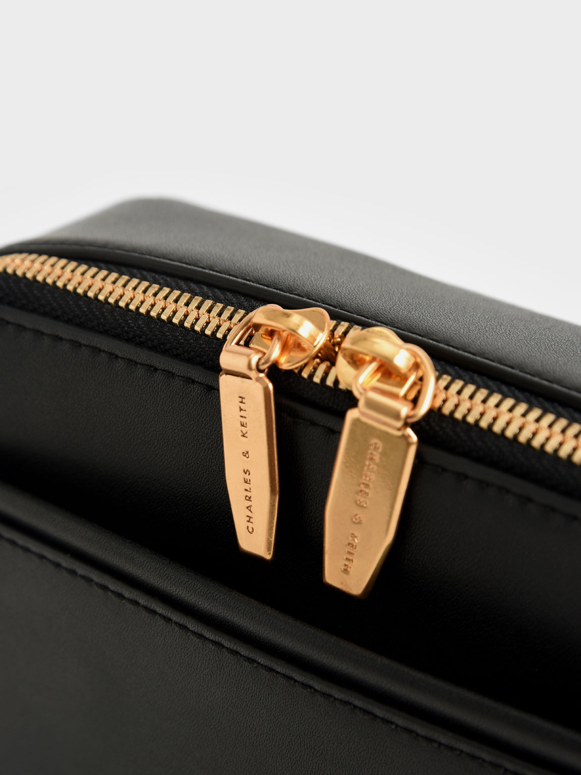 Chunky Chain Handle Two-Way Zip Crossbody Bag, Black, hi-res