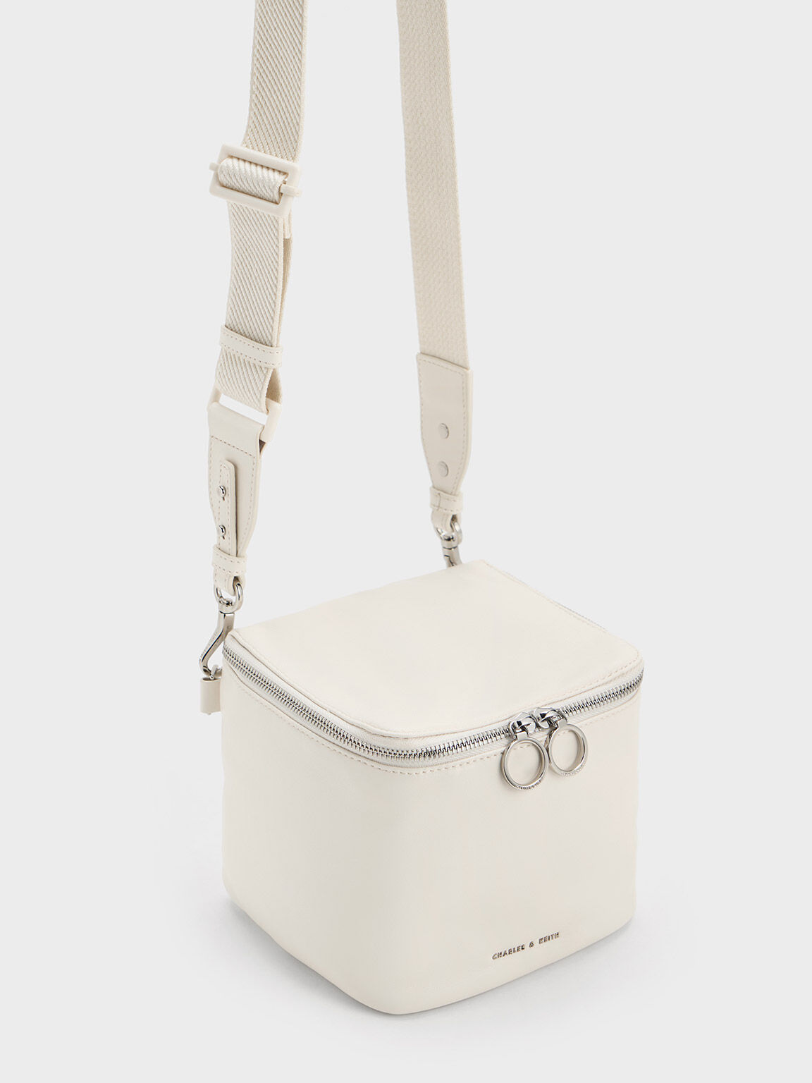 Cyrus Boxy Chain Handle Bag Cream