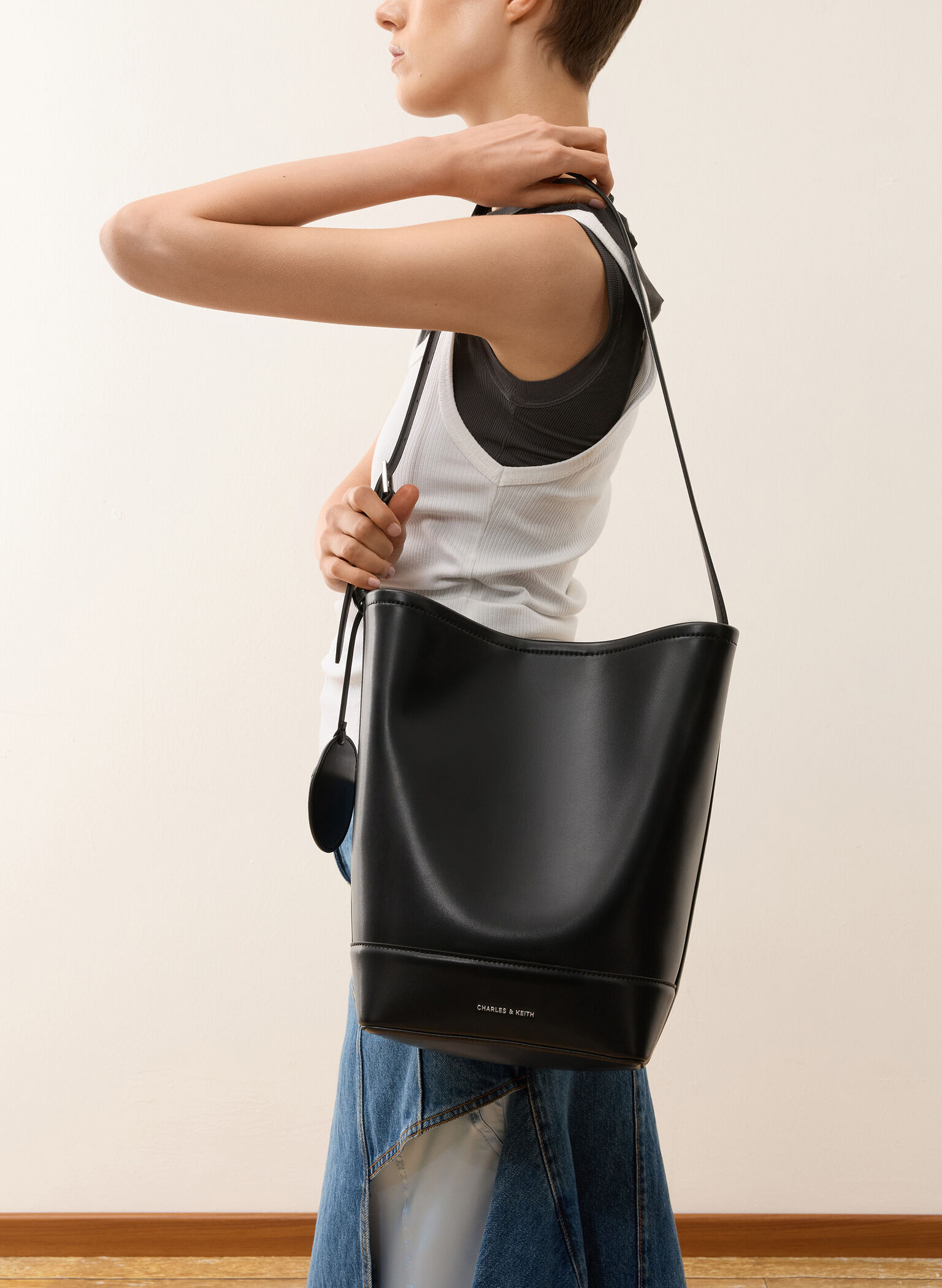 Enola Elongated Bucket Bag, Noir, hi-res