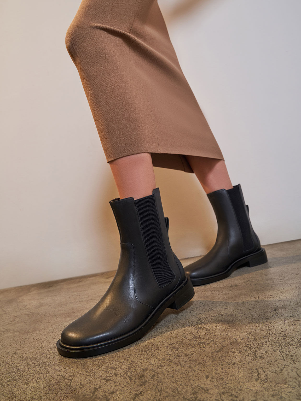 Round toe chelsea boots clearance