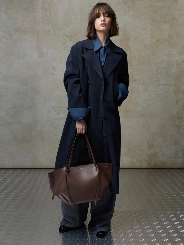  The Calla XL tote bag is a favourite among corporate professionals.  