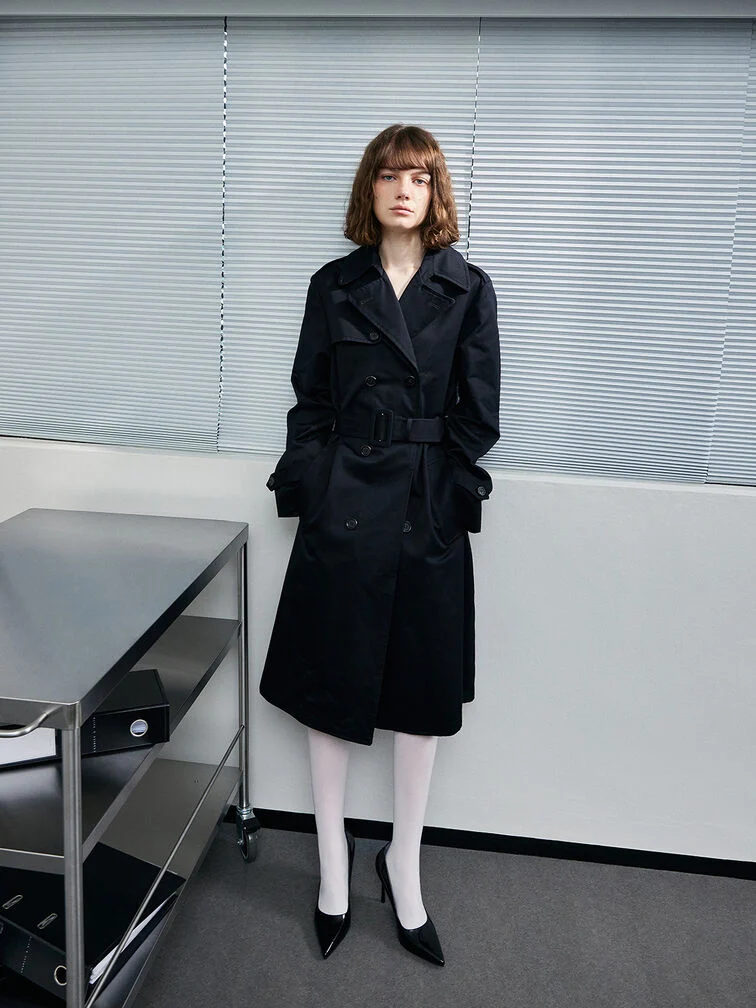  Pointed stiletto pumps in glossy black leather will instantly polish up and elevate any outfit. 