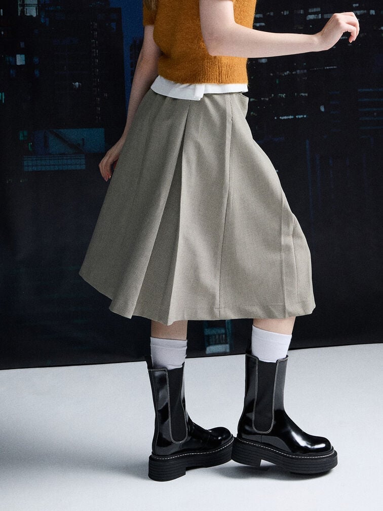 Black platform Chelsea boots, an ideal addition to your shoe capsule if you experience all four seasons.