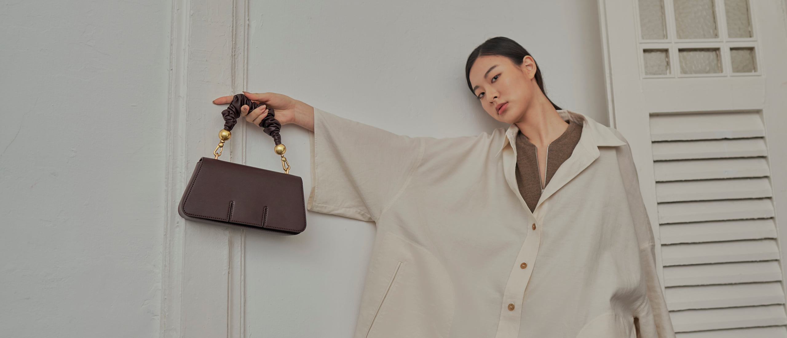 Women’s ruched handle sculptural bag in dark brown – CHARLES & KEITH