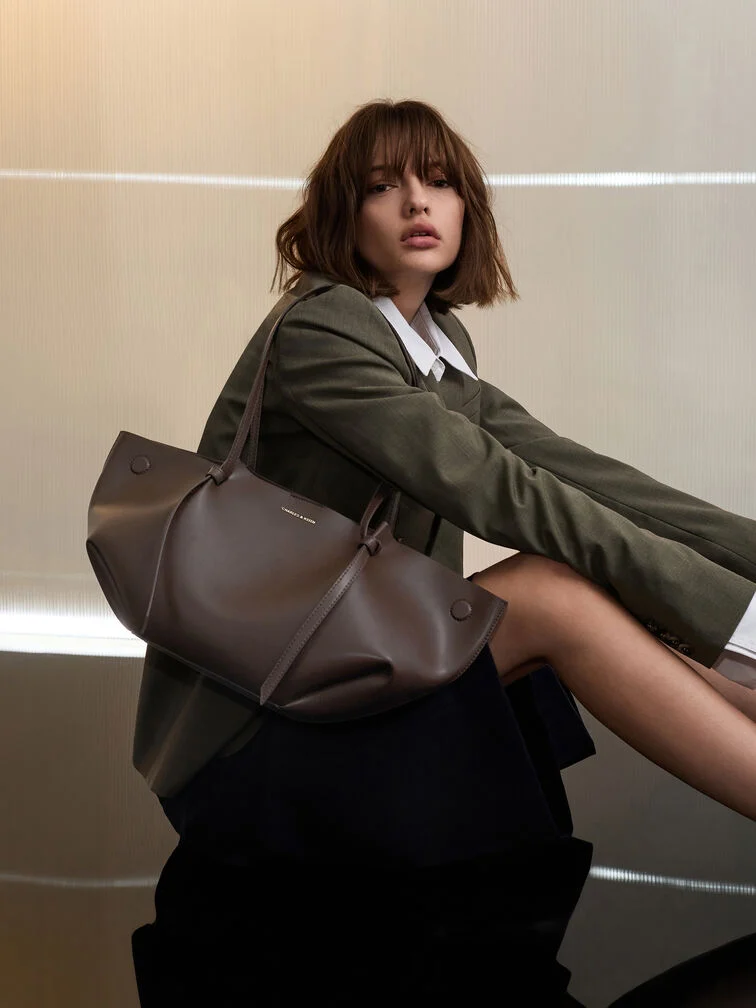 The Calla tote bag is a stylish choice for woman