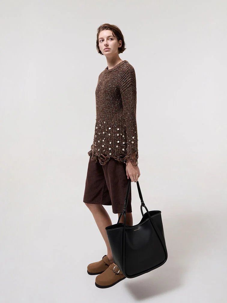 The Lyla tote bag held comfortably in hand via the thick shoulder strap.