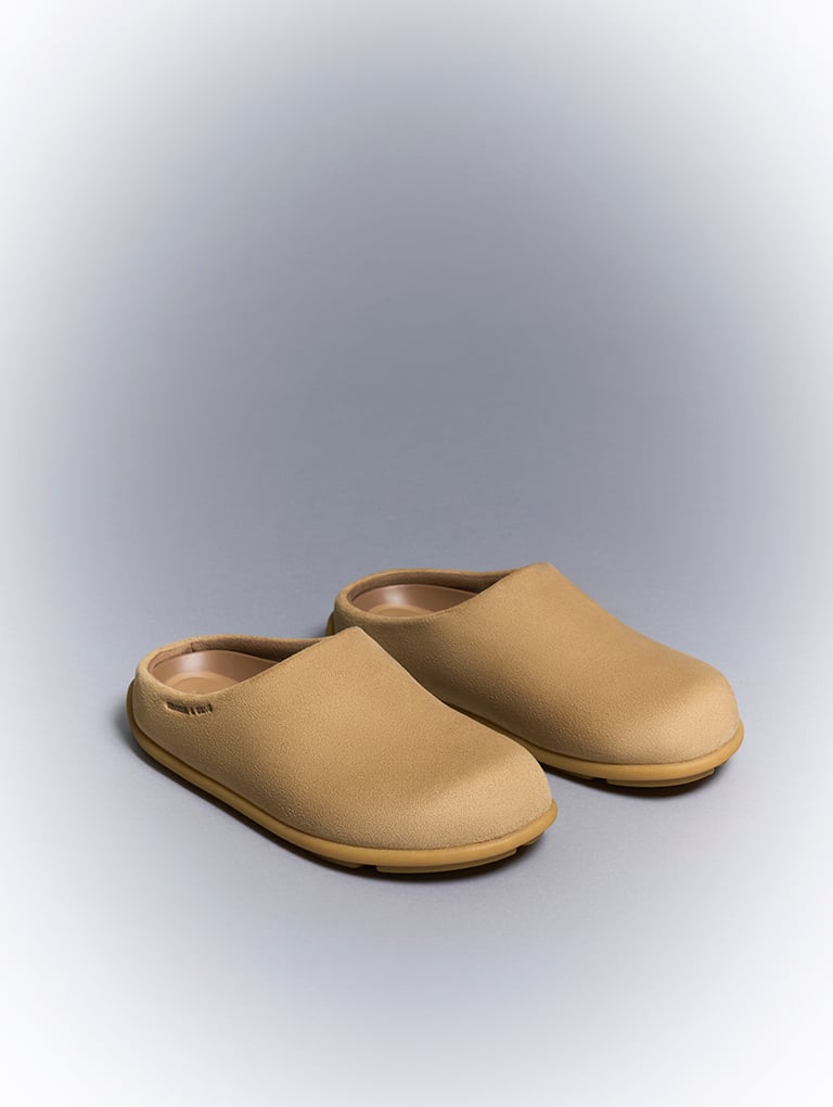 Women’s Molly textured flat mules in sand – CHARLES & KEITH