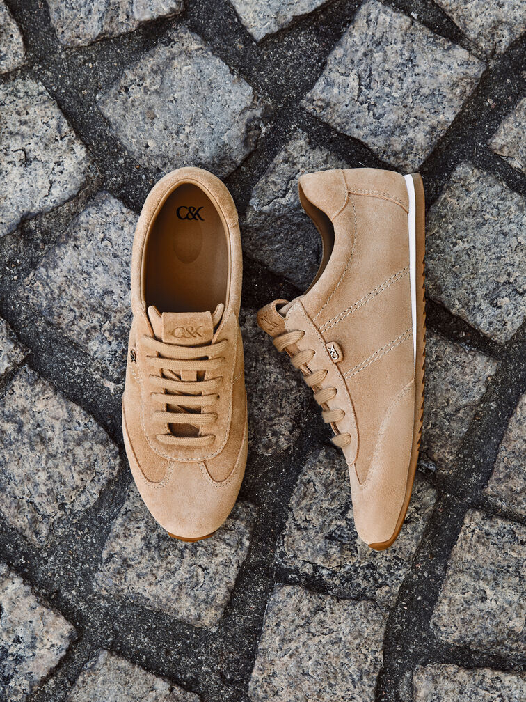 Beige low-top sneakers, a must-have in every wardrobe.
