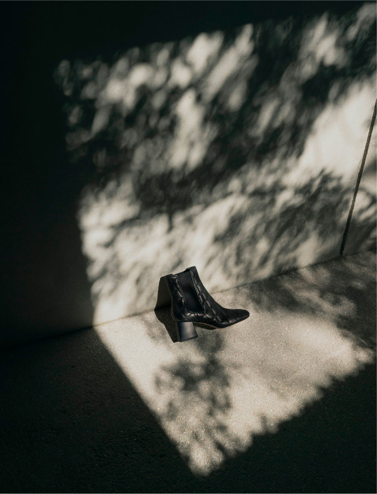 Women’s quilted leather Chelsea boots in black – CHARLES & KEITH