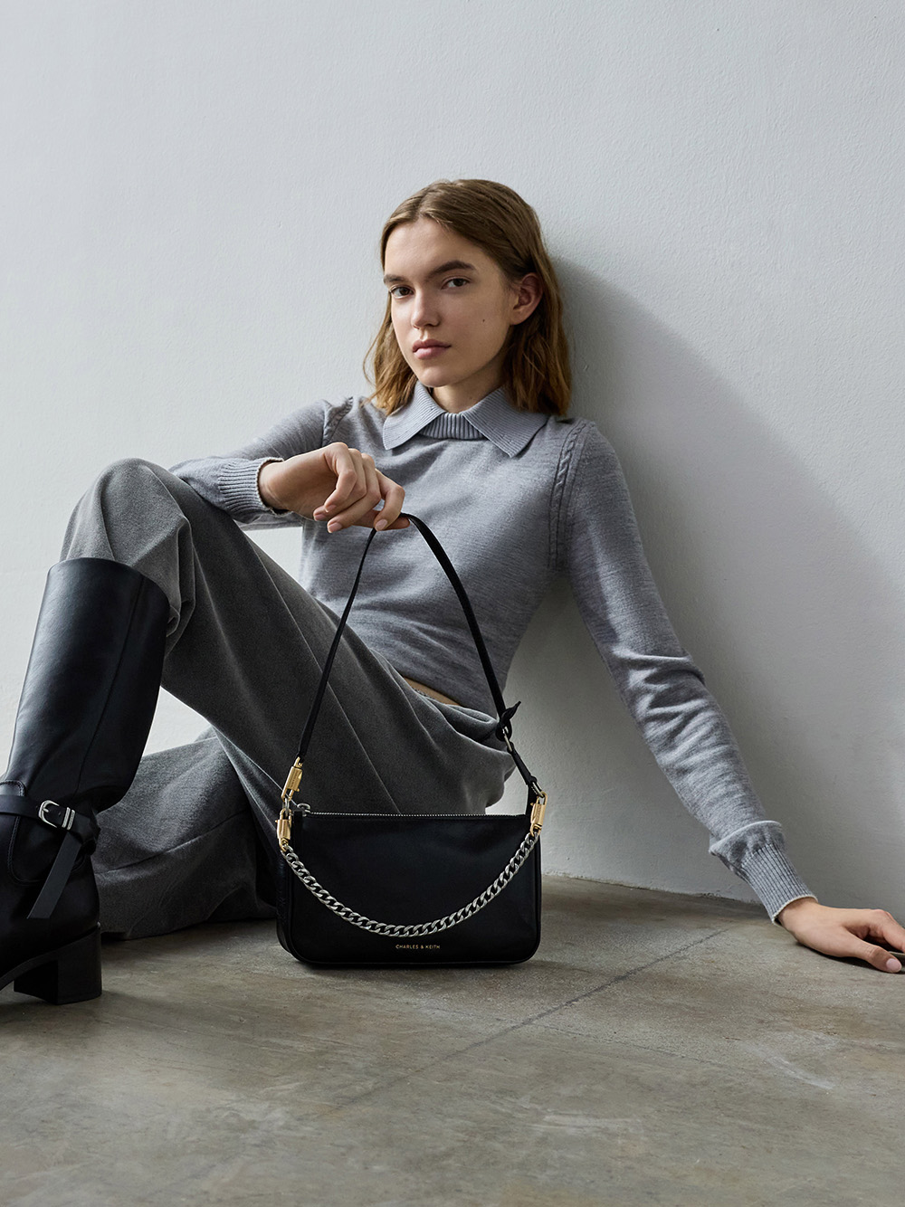 Delfina wallet on chain in black - CHARLES & KEITH