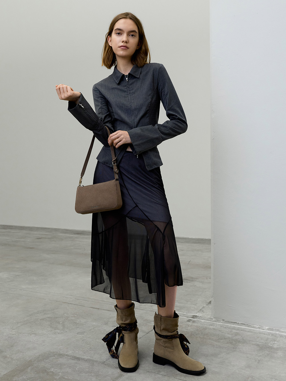 Delfina wallet on chain in black - CHARLES & KEITH