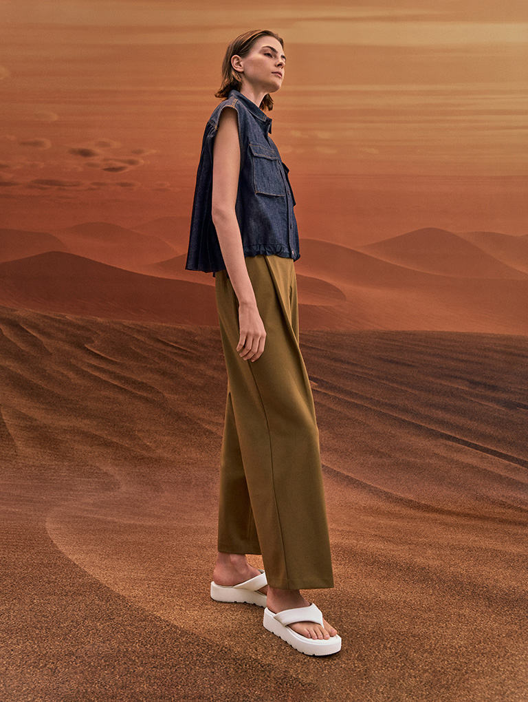 Women’s V-strap flatform thong sandals in white – CHARLES & KEITH