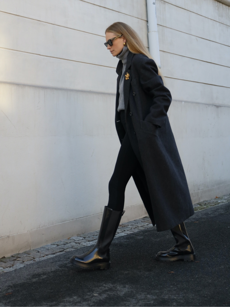 Zip-up Chelsea knee boots in black - CHARLES & KEITH