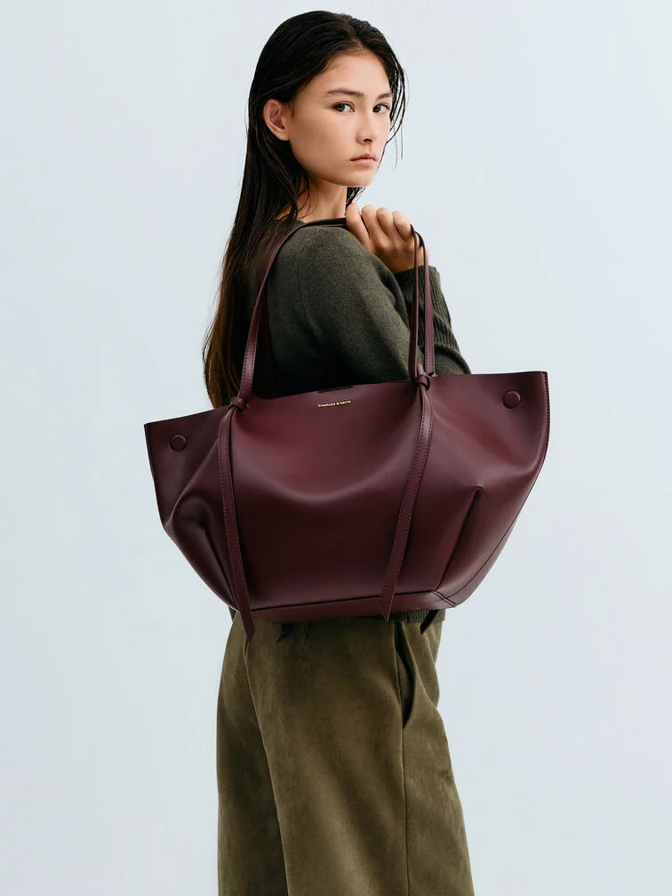 Women’s XL Calla tote bag, one of CHARLES & KEITH’s best-selling work bags.