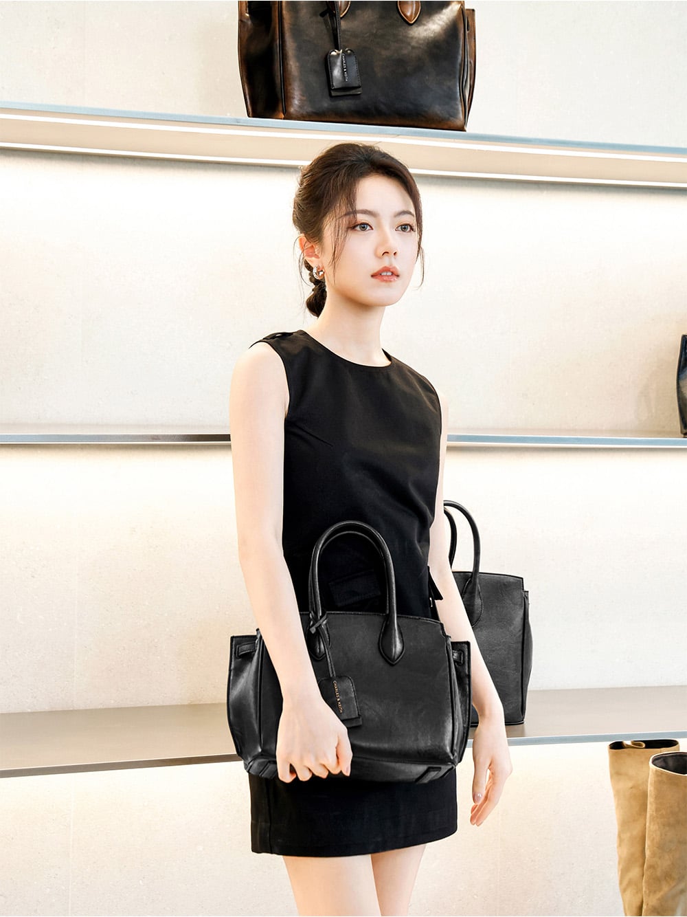 Zhao Jinmai with the Ginevra tote bag at CHARLES & KEITH’s Chengdu flagship store