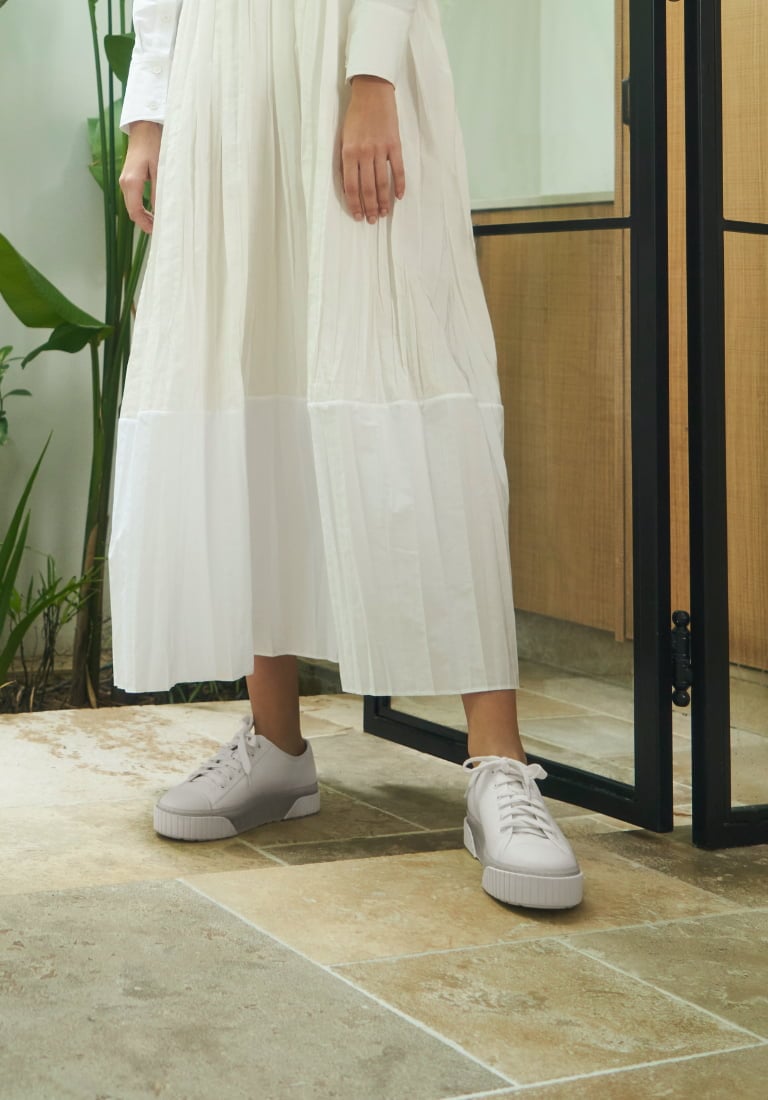 Women’s clear sole chunky platform sneakers in white (close up) - CHARLES & KEITH