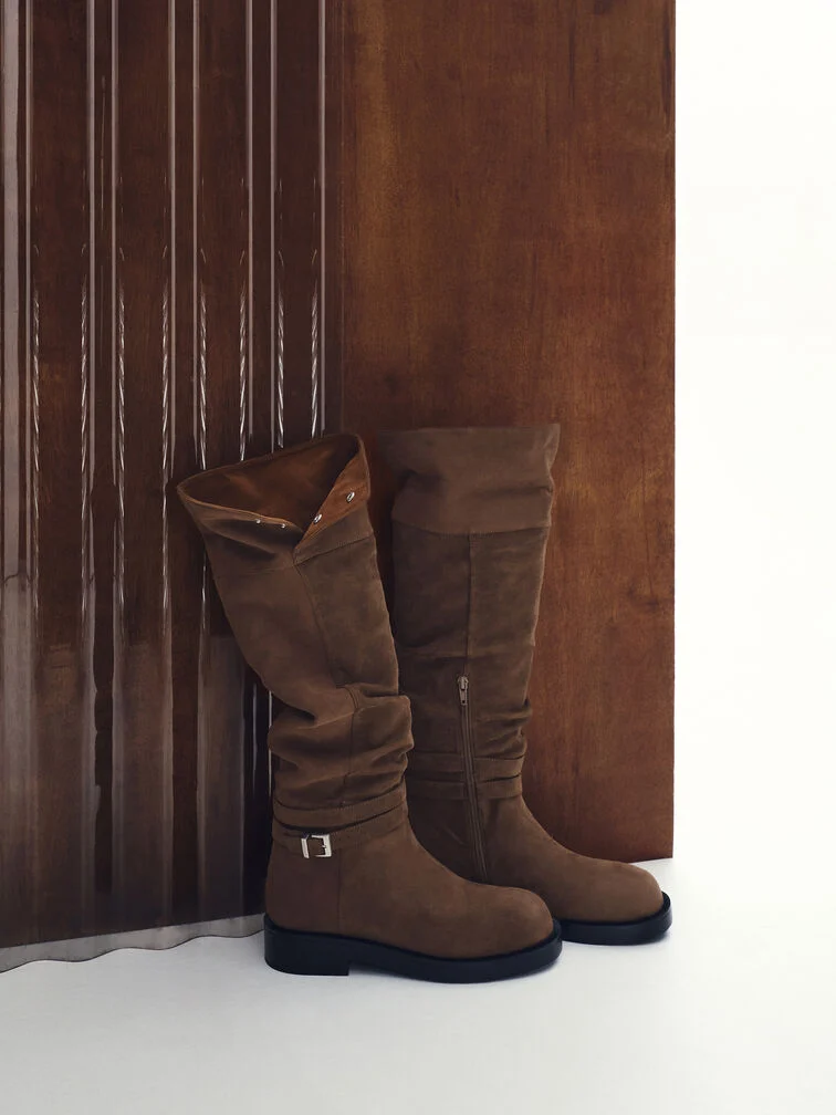 The lining of fold-over boots often contrasts with their exterior, creating a striking two-tone effect. 