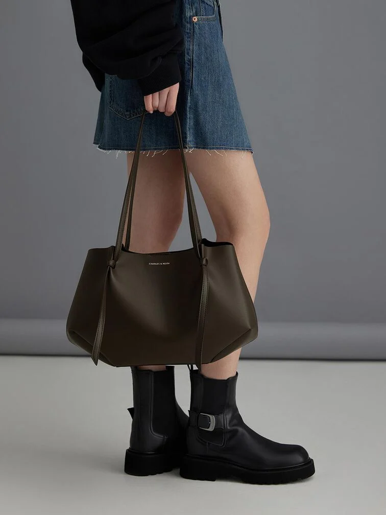  A roomy tote bag in moss green is an understated way to add a colour accent to a double-denim outfit 