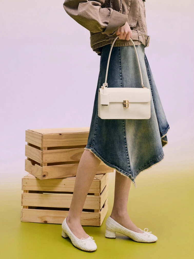  Colour-coordinating a structured bag with feminine pumps will instantly dress up a double-denim outfit 