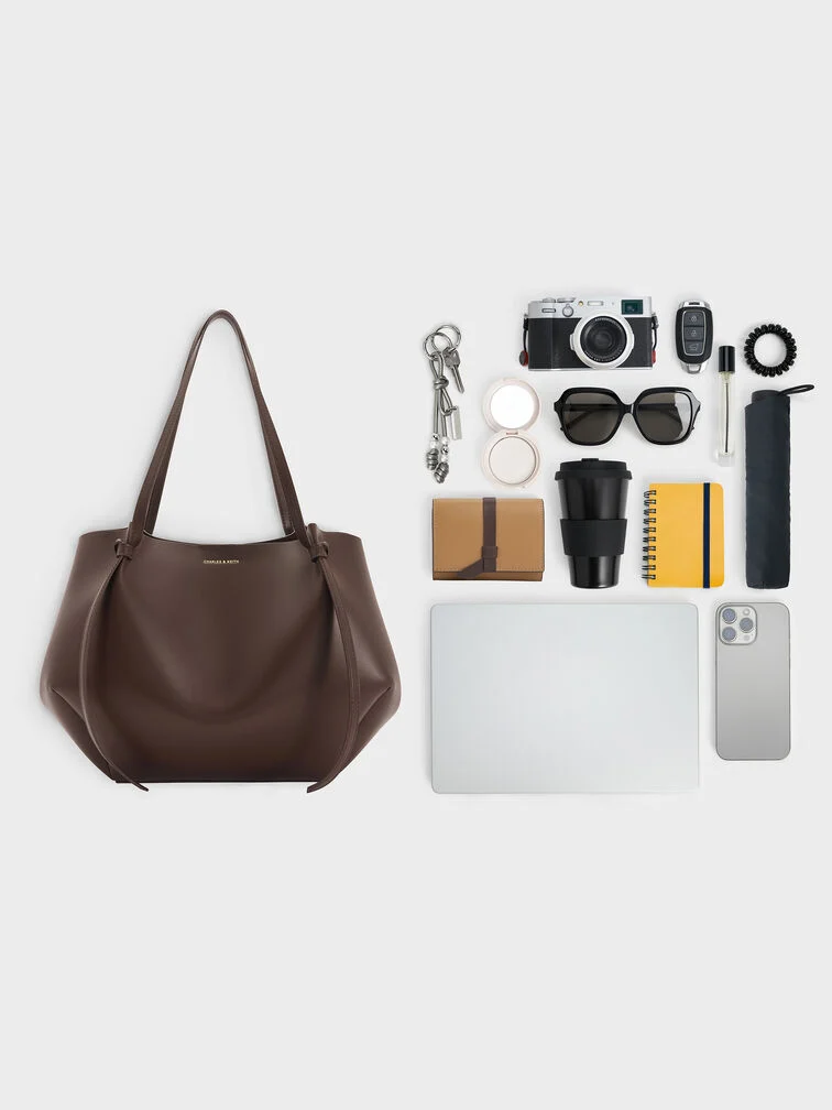  The XL Calla tote’s spacious capacity allows it to fit a laptop, multiple other devices and daily essentials. 