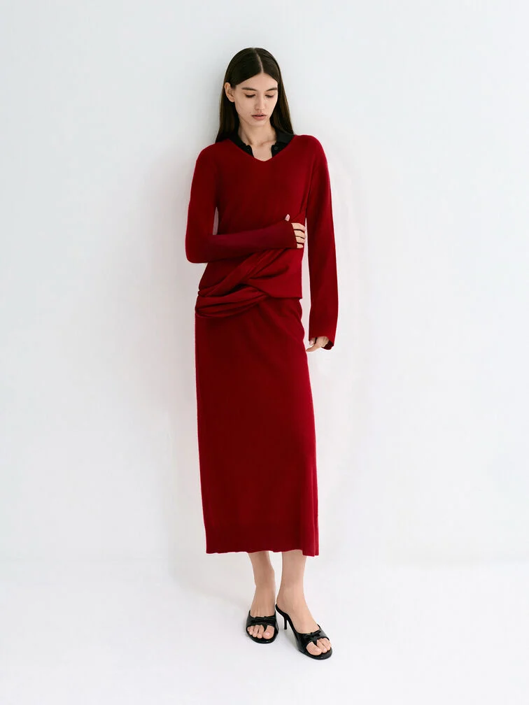 Black bow heeled thong sandals paired with a red knitted long dress.