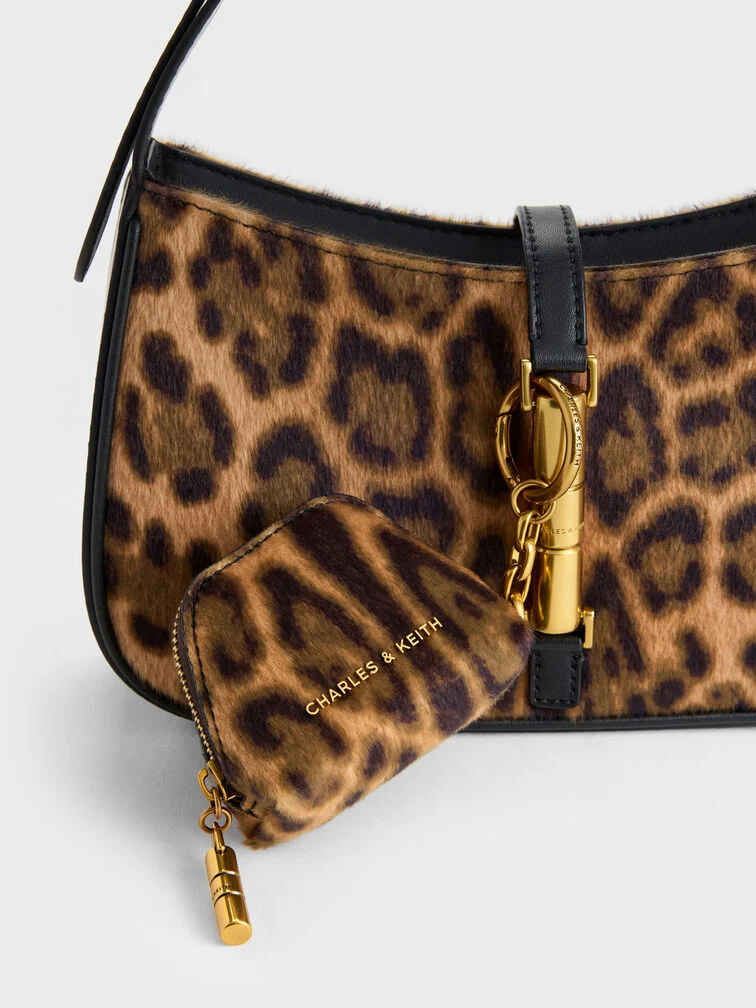  A leopard-print bag charm paired with a leopard-print bag for print-on-print finish