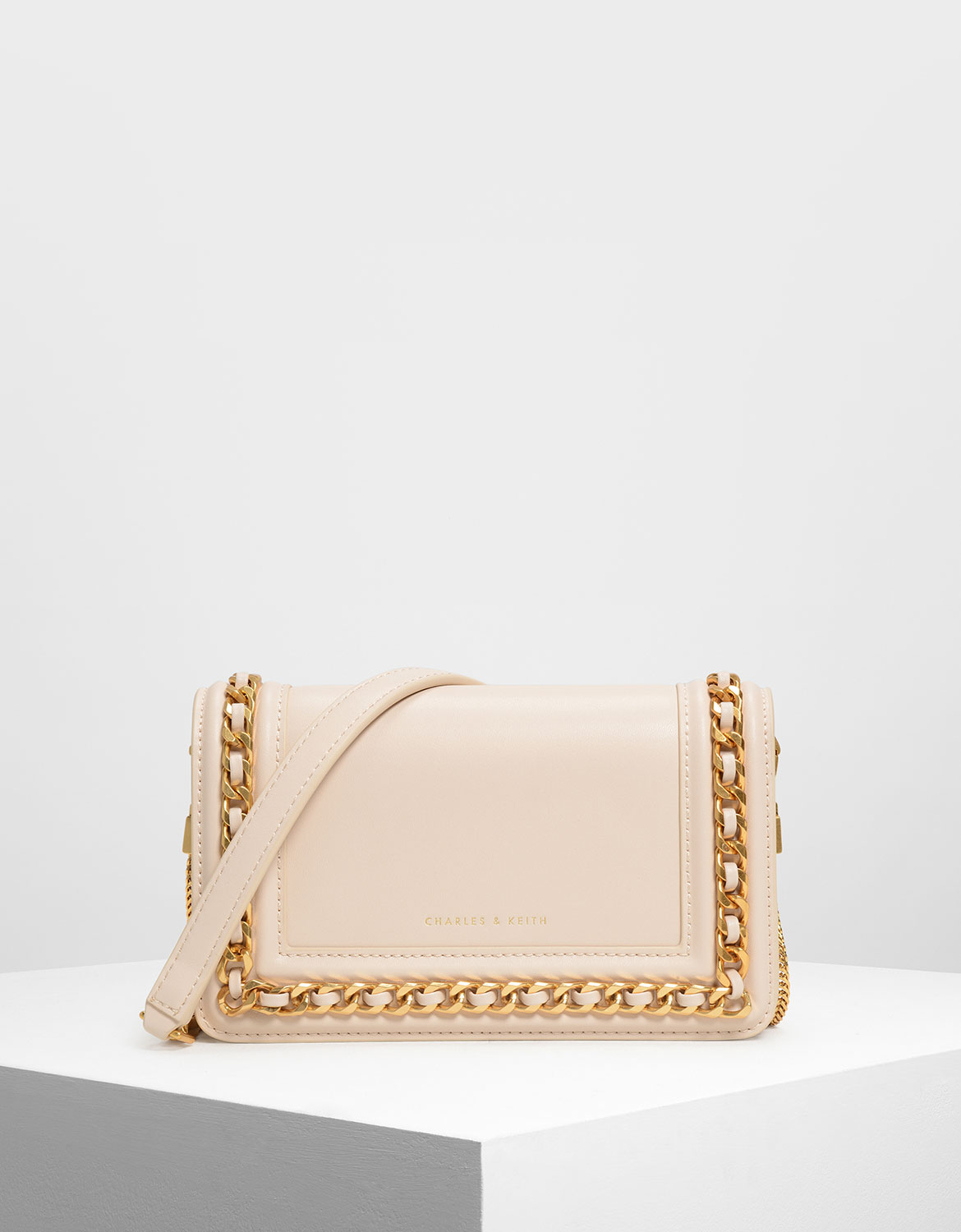 

Chain Rimmed Clutch, Light pink